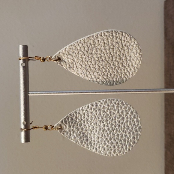 3 Felt Dangle Earrings - Picture 6 of 11